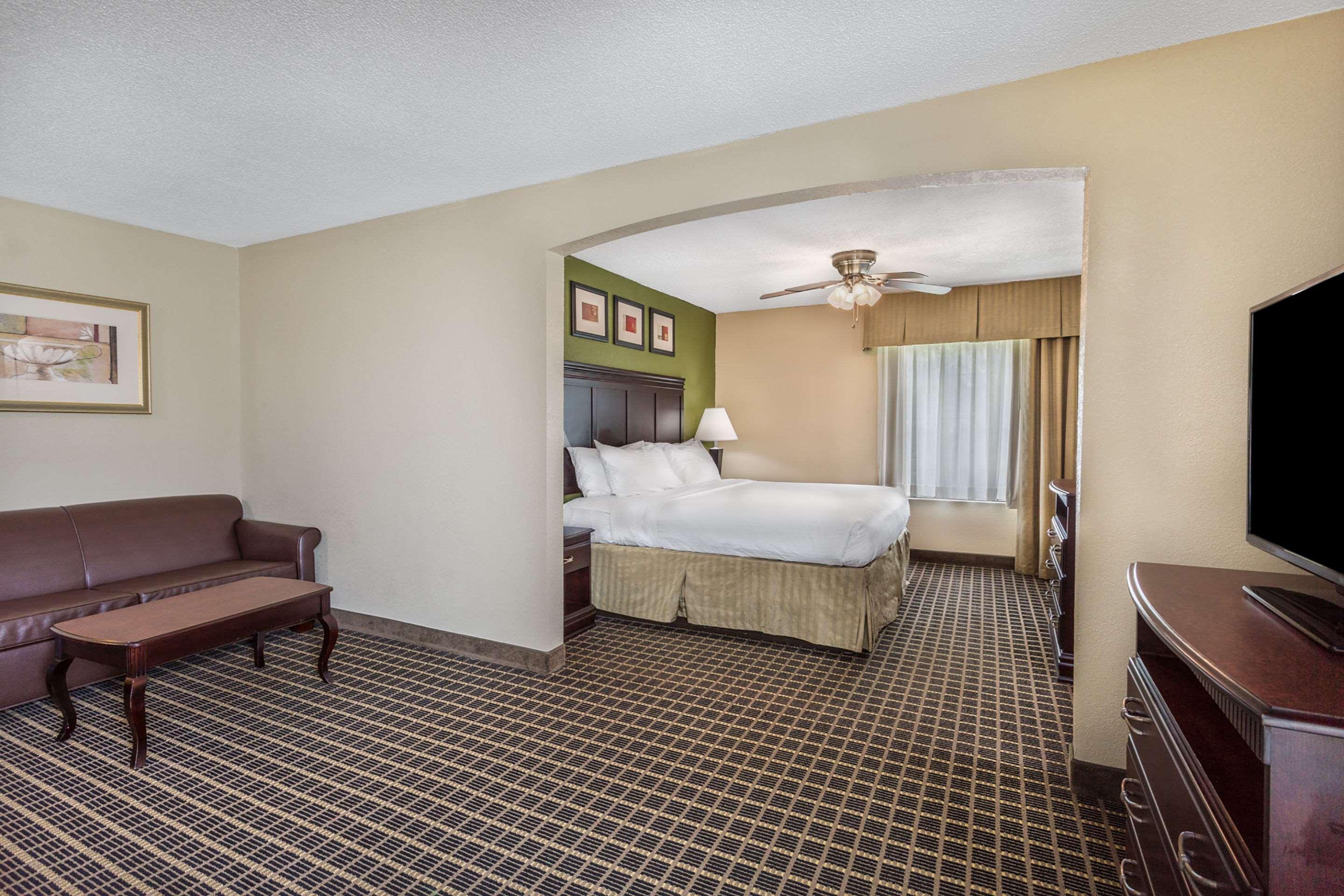 Clarion Pointe South Boston - Danville East Экстерьер фото